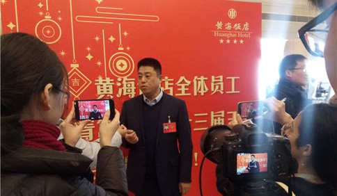 政協(xié)委員陸續(xù)報到