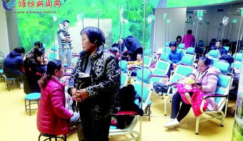 目前進入流感高發期 濰坊各大醫院兒科門診室里擠滿小病號