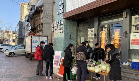 感動！青島無人攤位義賣蔬菜，現場無一人逃單！利潤將悉數捐出抗擊疫情